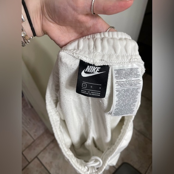 Nike Men's White Joggers - Picture 7 of 9